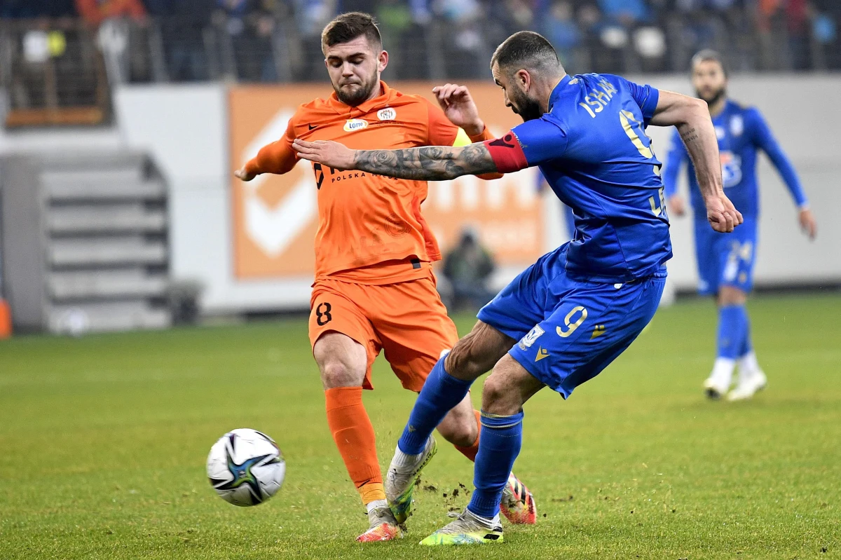 ​Łukasz Poręba został piłkarzem RC Lens. 22-letni były zawodnik KGHM Zagłębia Lubin podpisał z klubem z Francji pięcioletni kontrakt. Piłkarzami żółto-czerwonych są także m.in. Przemysław Frankowski i Adam Buksa.