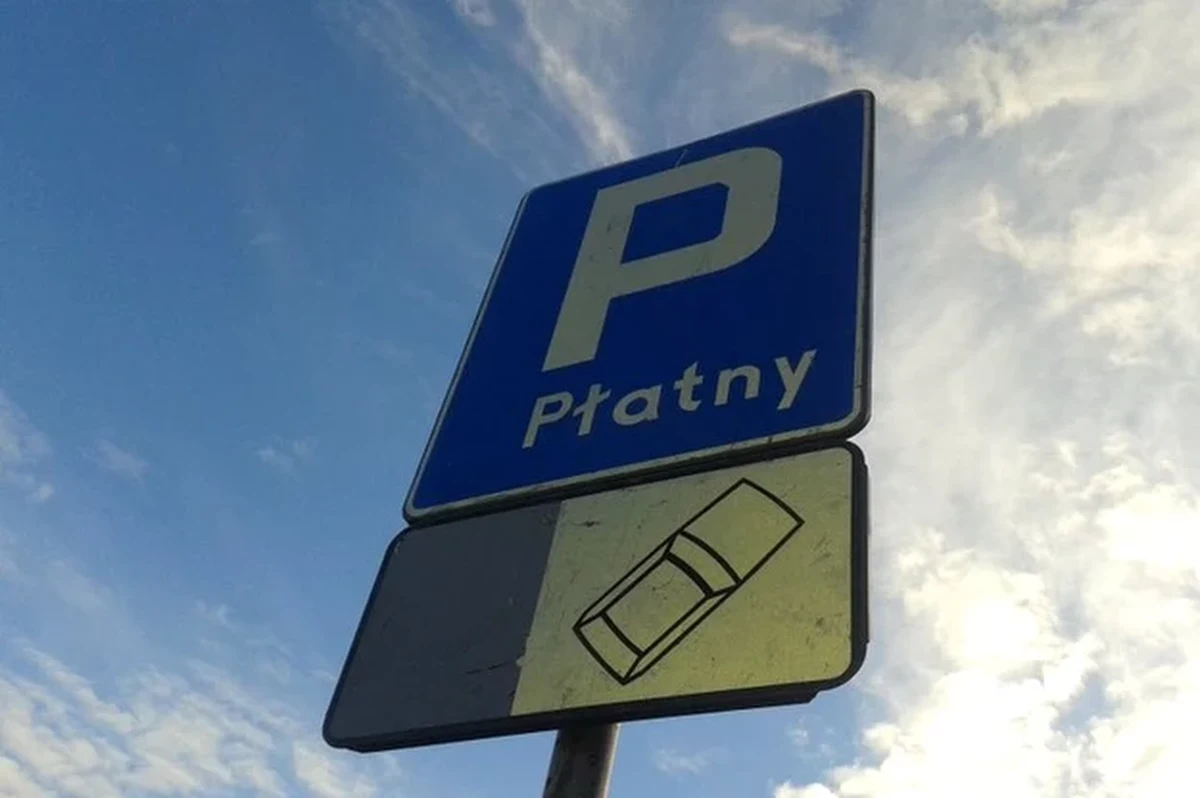 W piątek na ulicach Marcinkowskiego, Pasteura i Chałubińskiego we Wrocławiu przywrócono opłaty za postój w ramach Strefy Płatnego Parkowania. Decyzją władz miasta miejsca postojowe na wspomnianym obszarze zostały wyłączone z obowiązku wnoszenia opłat na czas epidemii koronawirusa, w związku z pełnieniem przez Samodzielny Publiczny Szpital Kliniczny nr 1 funkcji placówki covidowej. Teraz za postój znów trzeba płacić.