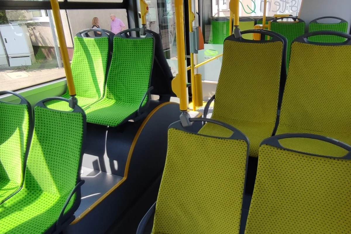 Poznańskie MPK rozpoczęło testy nowych materiałów obiciowych. Fotele z ich czterema rodzajami zostały zamontowane w autobusie z numerem bocznym 1001. Funkcjonalność i wytrzymałość mają sprawdzać pracownicy podczas codziennej obsługi pojazdów. Swoje zdanie mogą wyrazić także pasażerowie poprzez wypełnienie internetowej ankiety.