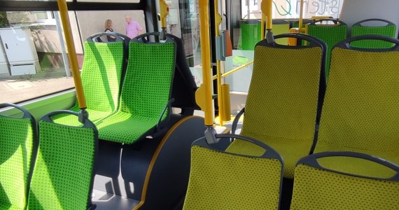 Poznańskie MPK rozpoczęło testy nowych materiałów obiciowych. Fotele z ich czterema rodzajami zostały zamontowane w autobusie z numerem bocznym 1001. Funkcjonalność i wytrzymałość mają sprawdzać pracownicy podczas codziennej obsługi pojazdów. Swoje zdanie mogą wyrazić także pasażerowie poprzez wypełnienie internetowej ankiety.