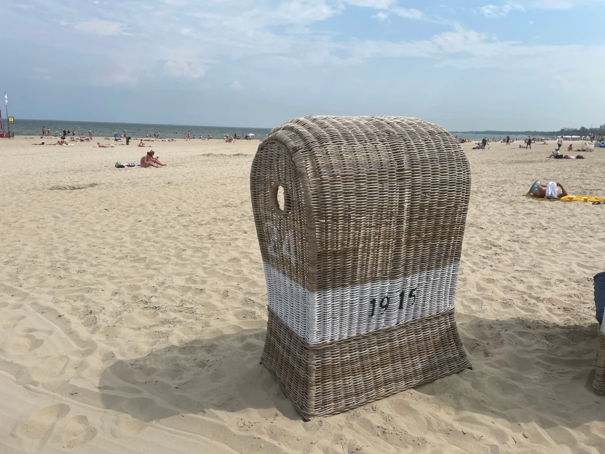 W Sopocie, przy wejściu na plażę nr 23, ruszyła dziś wypożyczalnia plażowych koszy. To wiklinowe kosze, będące replikami oryginalnych, sopockich koszy plażowych z 1915 roku. Pieniądze za wypożyczenie pójdą na wsparcie osób w kryzysie.