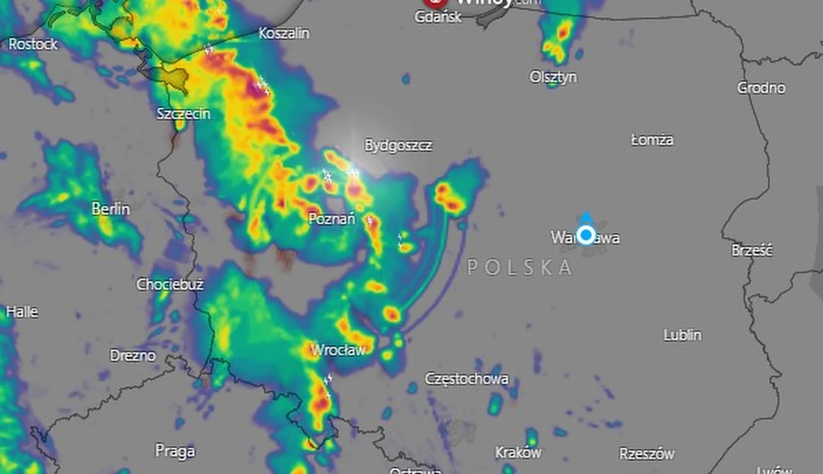 Gdzie jest burza? Gdzie wkrótce może zagrzmieć? Od piątku nad Polską przechodzą groźne burze z gradem i silnymi porywami wiatru. Sprawdź już teraz na radarze burzowym.