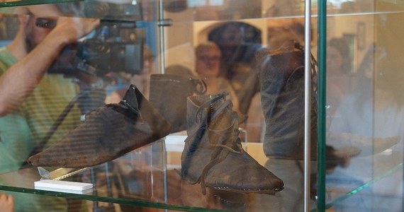 Kolekcję butów wykonanych pomiędzy XII a XVIII wiekiem można oglądać od piątku na wystawie "Każdy krok zostawia ślad” w muzeum na zamku Kętrzynie. Historyczne obuwie pochodzi ze zbiorów Muzeum Archeologicznego w Gdańsku.