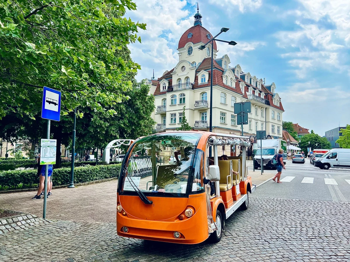 ​Od 1 lipca do 31 sierpnia działać będzie dodatkowa trasa ekobusów w Sopocie. Będą kursować z pl. Konstytucji 3 Maja do Opery Leśnej, codziennie od g. 12.00-18.00  - informuje Urząd Miasta Sopotu. Kursy będą się odbywać się co pół godziny bez przystanków po drodze.

