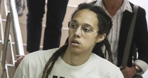 Amerykańska koszykarka Brittney Griner stanęła w piątek przed sądem w podmoskiewskich Chimkach. Griner została aresztowana w lutym na lotnisku Szeremietiewo pod zarzutem posiadania pojemników na e-papierosy z olejem konopnym.