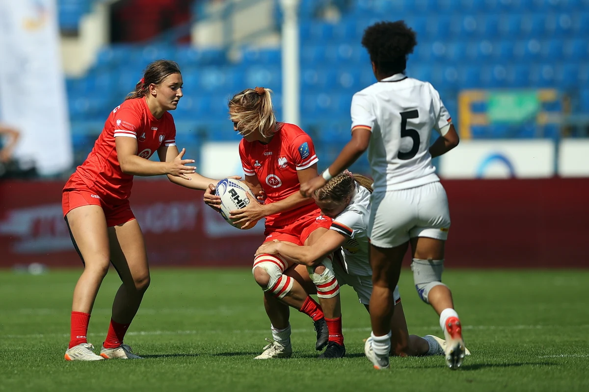 Polska reprezentacja kobiet odniosła w piątek dwa zwycięstwa na rozpoczętym w Krakowie drugim turnieju mistrzostw Europy w rugby 7. Walczące o końcowy triumf w mistrzostwach Polki pokonały 45:5 Rumunki oraz 43:0 Niemki. Reprezentacja mężczyzn przegrała z Hiszpanią 12:38.