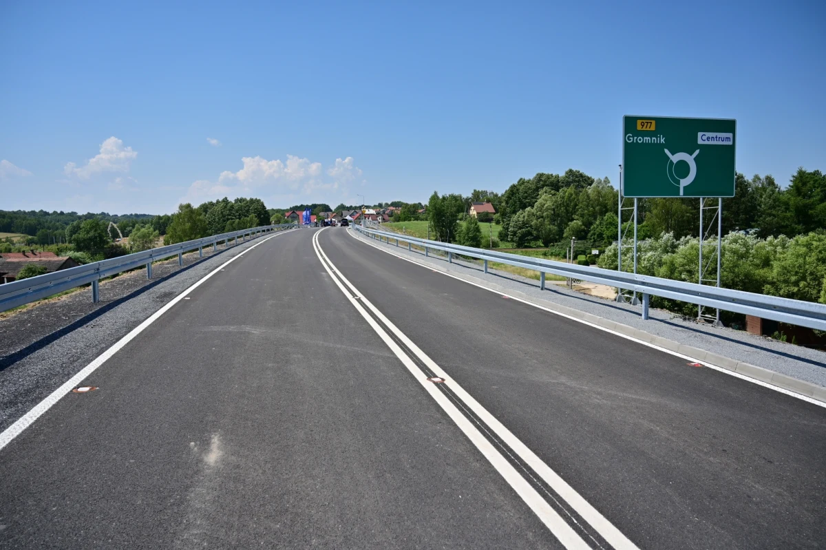 Otwarto prawie trzykilometrową obwodnicę Tuchowa. Ma ona wyprowadzić ruch samochodowy z centrum miasteczka. Drogę dla ruchu udostępniono w piątek.