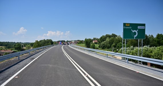 Otwarto prawie trzykilometrową obwodnicę Tuchowa. Ma ona wyprowadzić ruch samochodowy z centrum miasteczka. Drogę dla ruchu udostępniono w piątek.