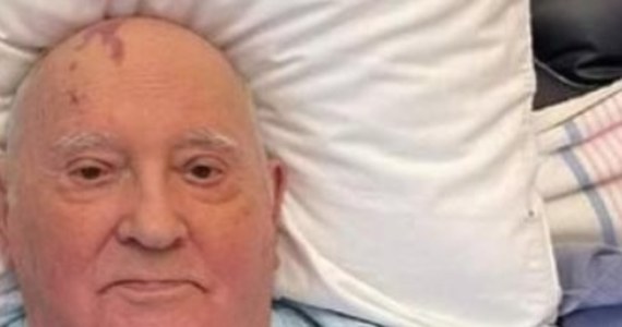 92-letni Michaił Gorbaczow trafił do szpitala - przekazała ukraińska agencja informacyjna Unian. Na Telegramie opublikowano zdjęcie, na którym widać ostatniego przywódcę Związku Radzieckiego leżącego w szpitalnym łóżku.