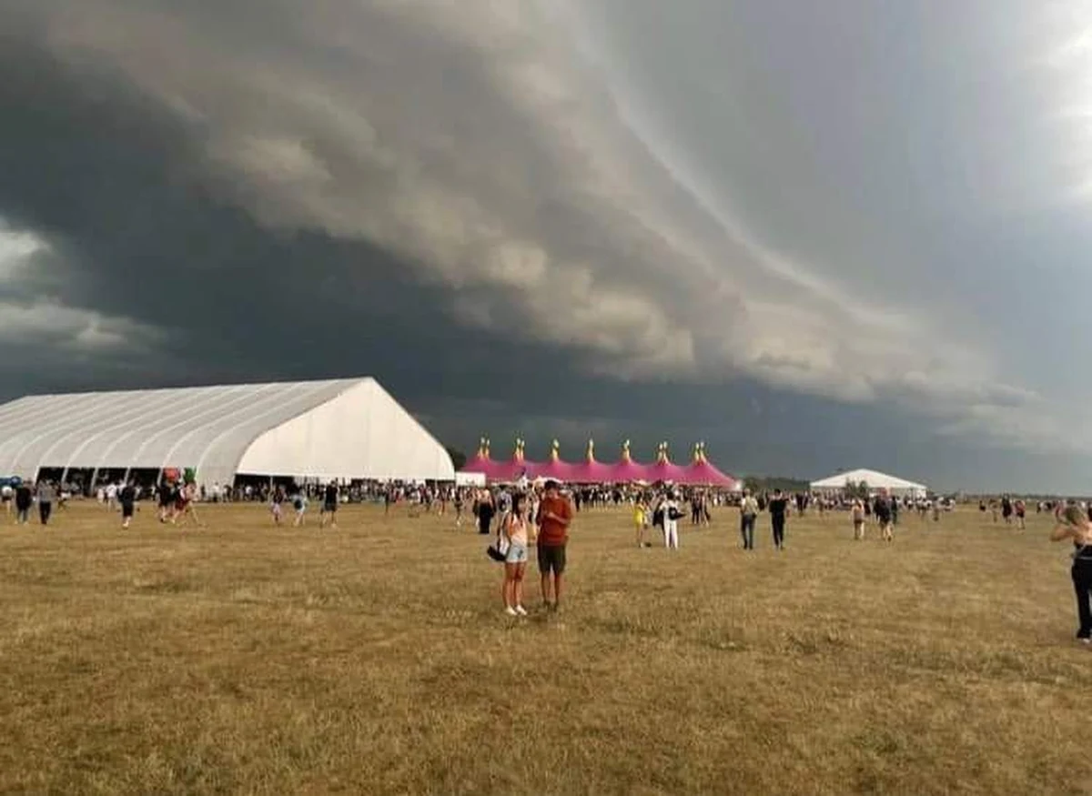 Potężne burze przeszły nad Trójmiastem. Z powodu nawałnicy przerwano koncerty na festiwalu Open'er w Gdyni - informuje reporter RMF FM Kuba Kaługa. Organizatorzy wezwali do ewakuacji publiczności zgromadzonej na lotnisku w Babich Dołach. Wydarzenie wznowiono po przejściu burzy, o godzinie 22:30.