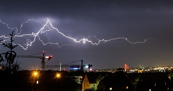 Potężne nawałnice przechodzą przez Polskę. Gwałtowna ulewa spowodowała duże szkody m.in. w Szczecinie. Niektóre ulice w centrum miasta zostały zalane. Na Zachodnim Pomorzu trzeba było ewakuować 900 uczestników 14 obozów harcerskich. Pogoda dała się we znaki także w innych regionach kraju - w Słupsku wiatr zerwał iglicę XV-wiecznego kościoła św. Z powodu nawałnicy ewakuowano uczestników festiwalu Open'er w Gdyni. Do licznych interwencji wyjeżdżali strażacy m.in. na Dolnym Śląsku, Lubelszczyźnie czy w Łódzkiem.