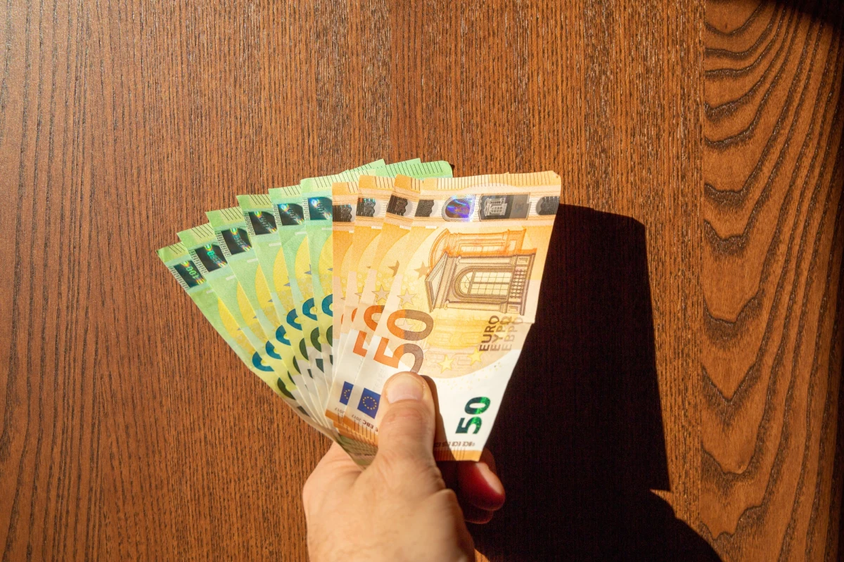 Koniec z utrzymywaniem 36-letniej kobiety przez ojca. Sąd w Neapolu przychylił się do prośby mężczyzny, orzekając, że nie musi już utrzymywać studiującej od... 18 lat córki.