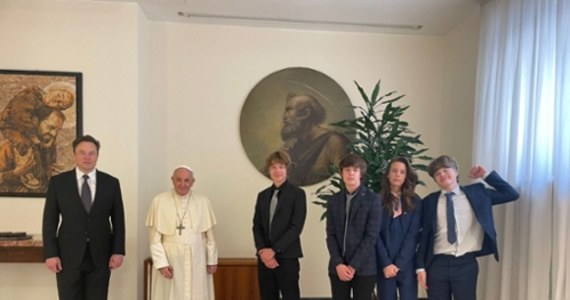 W Watykanie doszło do nietypowego spotkania. Papież Franciszek spotkał się tam z Elonem Muskiem, przedsiębiorcą i multimiliarderem. W sieci pojawiło się zdjęcie z tego wydarzenia.