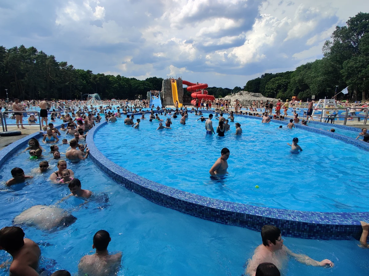 Szczecińskie kąpielisko Arkonka znów jest otwarte. Kompleks basenów na świeżym powietrzu był nieczynny przez ostatni tydzień po tym, jak badania wody wykryły w niej obecność groźnych bakterii ropy błękitnej. 