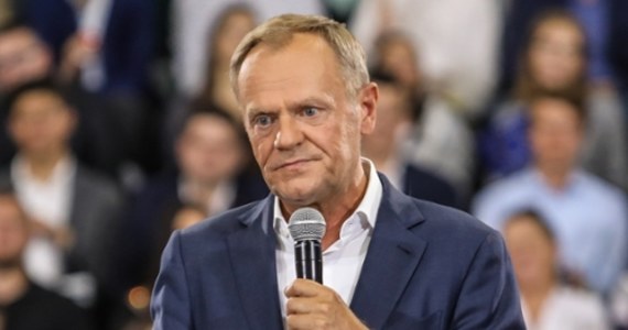 "Nie zapomnimy tego plucia ludziom w twarz" - mówił Donald Tusk na "Konwencji Przyszłości" Platformy Obywatelskiej w Radomiu, odnosząc się do rządów PiS. "Jeśli ktoś potrafił walczyć z drożyzną, wziąć inflację i zdusić ją do zera, to był to mój rząd" - chwalił się były premier. W hali zgromadziło się blisko sześć tysięcy ludzi.