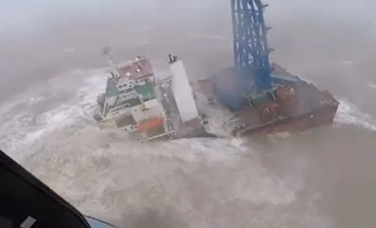 Nieznany jest los 27 marynarzy, a trzech udało się uratować po tym jak statek inżynieryjny z 30-osobową załogą na pokładzie złamał się na dwie części podczas tajfunu Chaba na wodach w pobliżu Hongkongu.