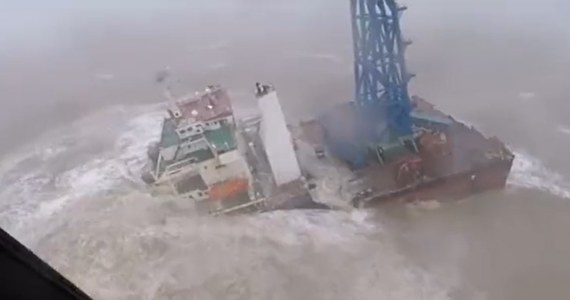 Nieznany jest los 27 marynarzy, a trzech udało się uratować po tym jak statek inżynieryjny z 30-osobową załogą na pokładzie złamał się na dwie części podczas tajfunu Chaba na wodach w pobliżu Hongkongu.