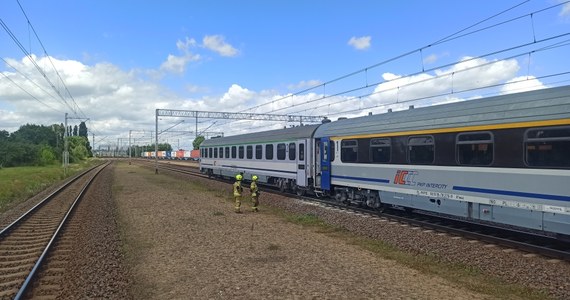 Pociąg Artus z Trójmiasta do Przemyśla skierowany został na przymusowy postój na stacji Pszczółki na Pomorzu. Do awarii doszło niedługo po starcie.