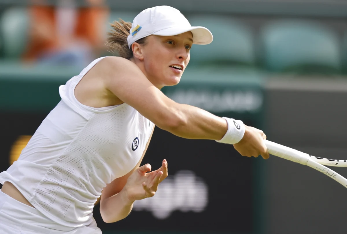 Iga Świątek przegrała 4:6, 2:6 z zajmującą 37. miejsce w rankingu WTA Alize Cornet w III rundzie Wimbledonu. Francuzka zakończyła serię Polki na 37. zwycięstwach z rzędu. Mecz trwał godzinę i 33 minuty.