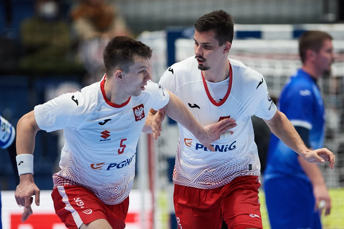 Polscy piłkarze ręczni poznali rywali w przyszłorocznych mistrzostwach świata, które odbędą się w Polsce i Szwecji. Biało-czerwoni zagrają w grupie B razem z Francją, Arabią Saudyjską i Słowenią. Losowanie odbyło się dziś w Katowicach. 32 najlepsze zespoły powalczą o tytuł mistrza świata w dniach 11-29 stycznia 2023 roku. Złota będą bronić Duńczycy.