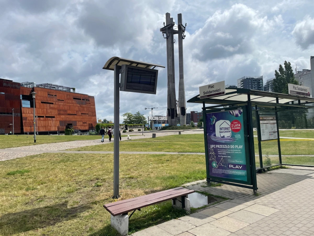 W Gdańsku rusza montaż nowych tablic Systemu Informacji Pasażerskiej. W nadchodzącym tygodniu pierwsze urządzenia zaczną pojawiać się na przystankach autobusowych i tramwajowych. Prace montażowe potrwać mają do końca roku.