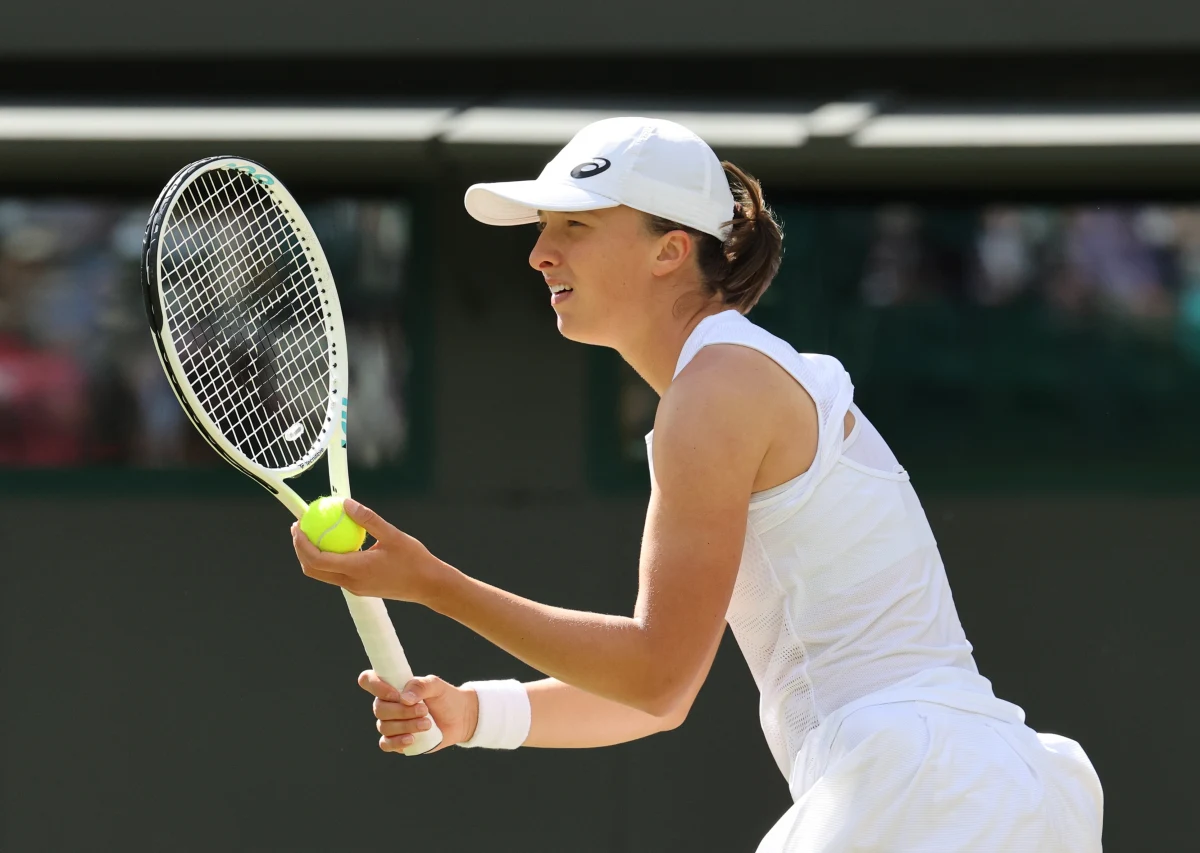 "Nie wiem, kiedy nauczę się grać na trawie" - powiedziała na konferencji prasowej Iga Świątek po odpadnięciu w trzeciej rundzie rozgrywanego na tej nawierzchni wielkoszlemowego Wimbledonu. Liderka światowego rankingu tenisistek przegrała z Francuzką Alize Cornet 4:6, 2:6.