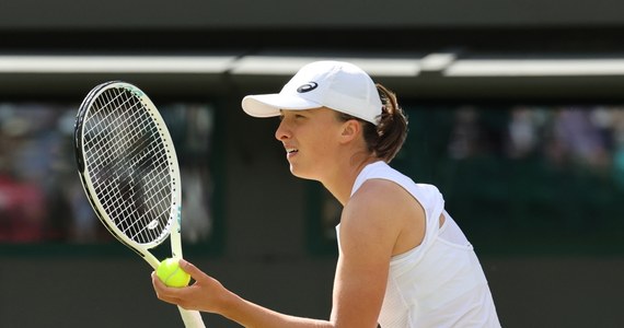 "Nie wiem, kiedy nauczę się grać na trawie" - powiedziała na konferencji prasowej Iga Świątek po odpadnięciu w trzeciej rundzie rozgrywanego na tej nawierzchni wielkoszlemowego Wimbledonu. Liderka światowego rankingu tenisistek przegrała z Francuzką Alize Cornet 4:6, 2:6.