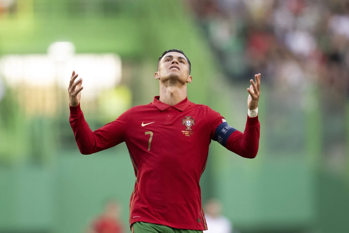 Piłkarz Manchesteru United Cristiano Ronaldo poprosił klub o zgodę na odejście jeszcze w trwającym okienku transferowym - poinformował "The Times". Według dziennika 37-letniemu Portugalczykowi zależy na grze w Lidze Mistrzów, do której "Czerwone Diabły" nie awansowały.