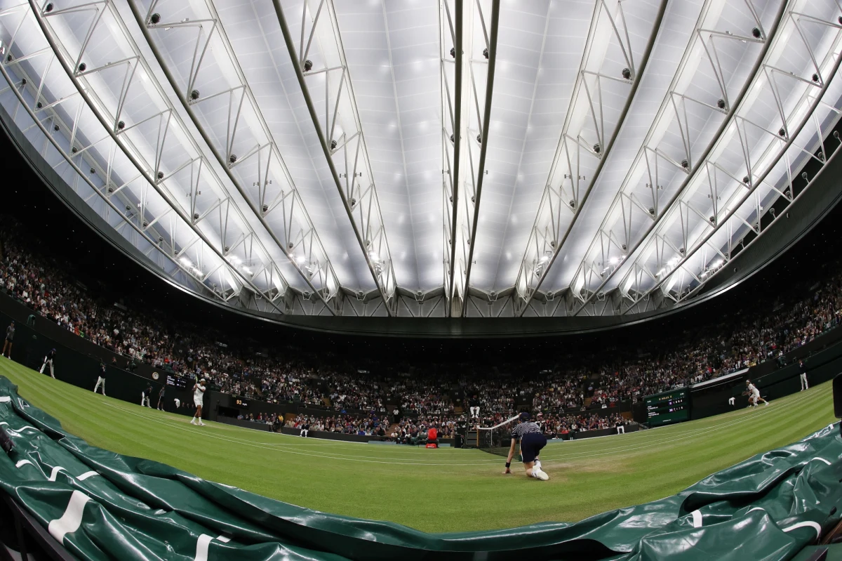 Niedziela w środku turnieju tradycyjnie była dniem wolnym od wielkoszlemowej rywalizacji tenisistów w Wimbledonie, chyba że pogoda torpedowała program. W tym roku po raz pierwszy oficjalnie nie będzie "Middle Sunday", ale w konsekwencji zniknie też "Manic Monday", czyli szalony poniedziałek.