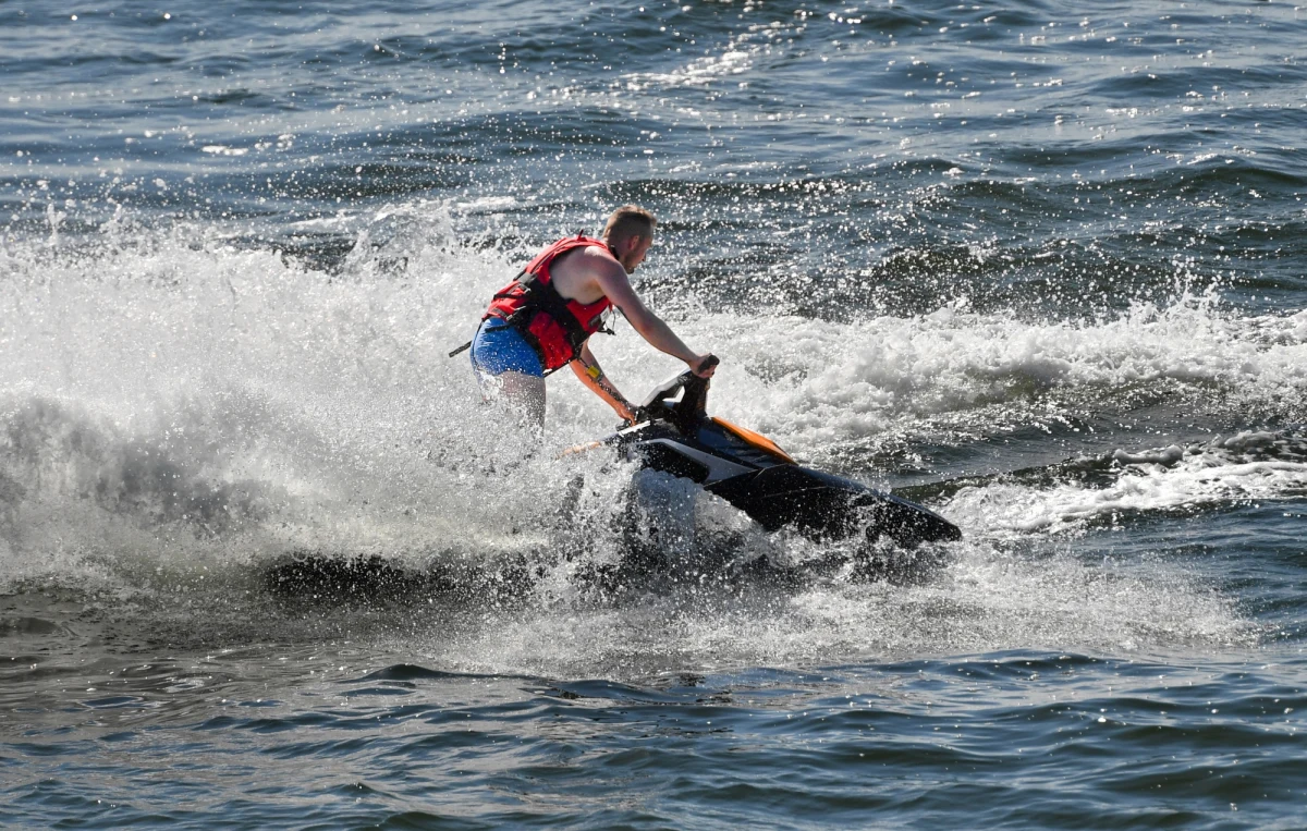 Dłuższy wyjazd wakacyjny planuje w tym roku 52 proc. Polaków - wynika z badania dla Rejestru Dłużników BIG InfoMonitor. Dodano, że 40 proc. osób dysponuje skromniejszym niż w poprzednim roku budżetem na letni urlop. Zaznaczono, że 60 proc. badanych finansuje urlop m.in. z regularnych oszczędności.