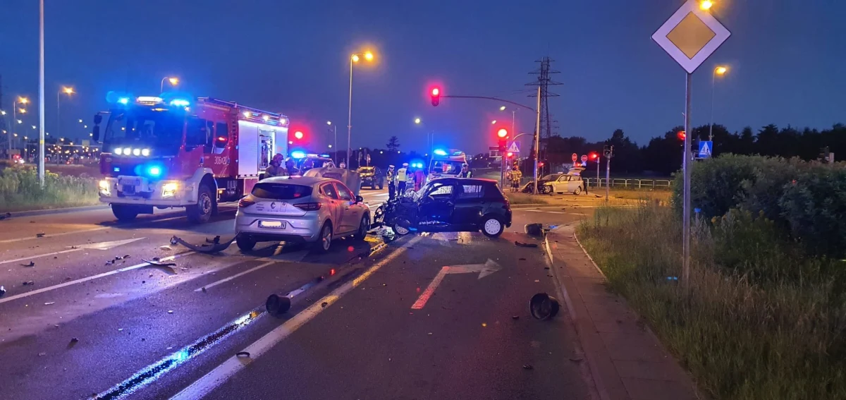 Policyjny pościg zakończony wypadkiem w Gdańsku. W nocy policjanci z powiatu kartuskiego na Kaszubach ścigali osobowego busa, który nie zatrzymał się do kontroli drogowej. 