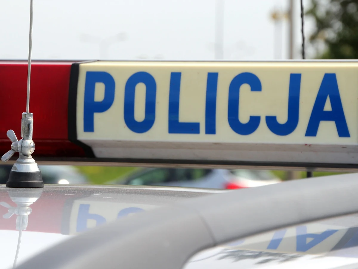 „Na tyłach jednego z samochodów, w sobotę, policjanci znaleźli zwłoki mężczyzny w stanie silnego rozkładu” – przekazała Komenda Miejska Policji w Koszalinie. Dodano, że najprawdopodobniej jest to osoba bezdomna. 