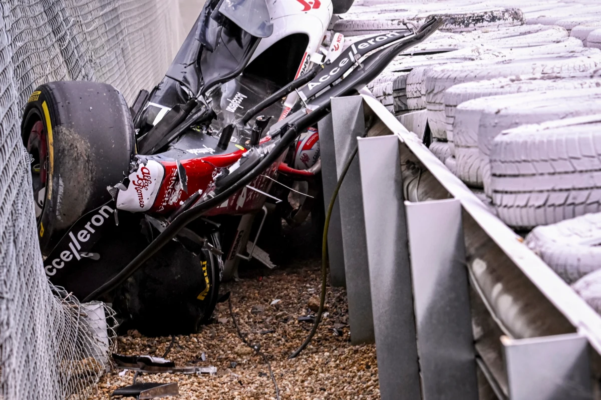 Z powodu groźnego wypadku już na początku pierwszego okrążenia przerwany został wyścig o Grand Prix Wielkiej Brytanii, 10. runda mistrzostw świata Formuły 1. Ucierpiał chiński kierowca Alfa Romeo Racing Orlen Zhou Ganyu. Jak poinformował jego team, 23-latek jest przytomny i przechodzi badania w centrum medycznym.