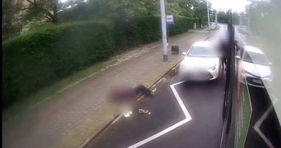 Dramatyczny wypadek w Gdańsku. Kierująca toyotą potrąciła pieszego wysiadającego z tramwaju. Mężczyzna trafił do szpitala. Pomorska policja – ku przestrodze - opublikowała nagranie z tego wypadku.