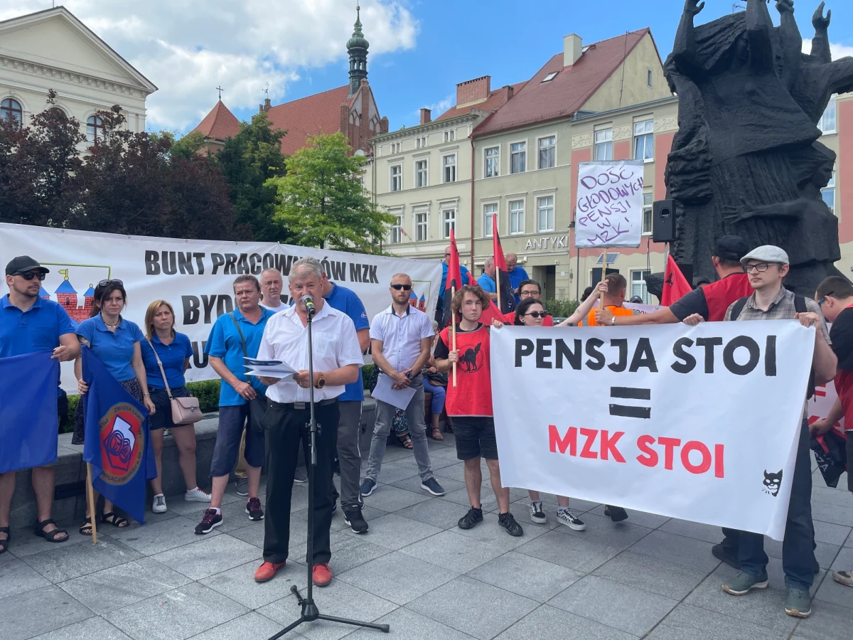 "Pensja stoi, MZK stoi" - to jedno z haseł, które pojawiło się na manifestacji kierowców autobusów i motorniczych tramwajów w Bydgoszczy. Kilkuset pracowników Miejskich Zakładów Komunikacyjnych, ale też bydgoskich wodociągów, wzięło dziś udział w manifestacji przed siedzibą władz miasta. 