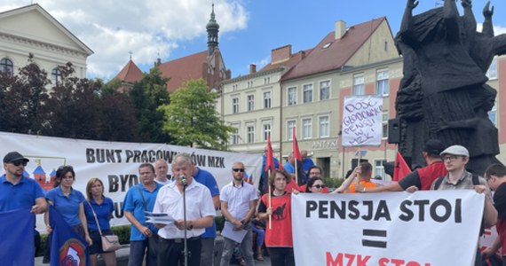 "Pensja stoi, MZK stoi" - to jedno z haseł, które pojawiło się na manifestacji kierowców autobusów i motorniczych tramwajów w Bydgoszczy. Kilkuset pracowników Miejskich Zakładów Komunikacyjnych, ale też bydgoskich wodociągów, wzięło dziś udział w manifestacji przed siedzibą władz miasta. 