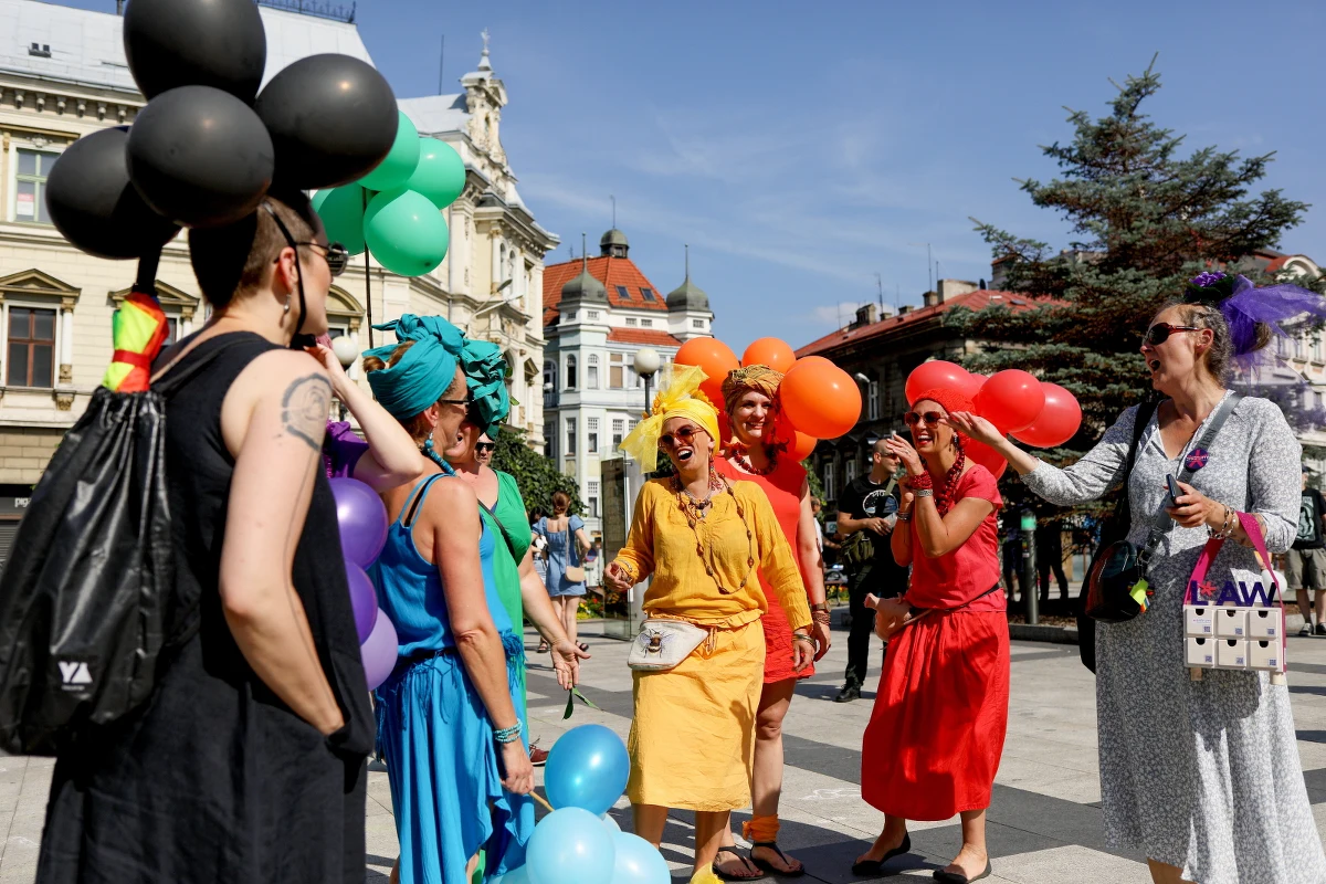 ​Blisko tysiąc osób przeszło w niedzielę przez centrum Bielska-Białej w zorganizowanym po raz drugi Marszu Równości. "Wierzę w to, ze dzięki naszym marszom sytuacja w Polsce się zmieni" - mówiła do uczestników Karolina Duźniak z Tęczowego Podbeskidzia.