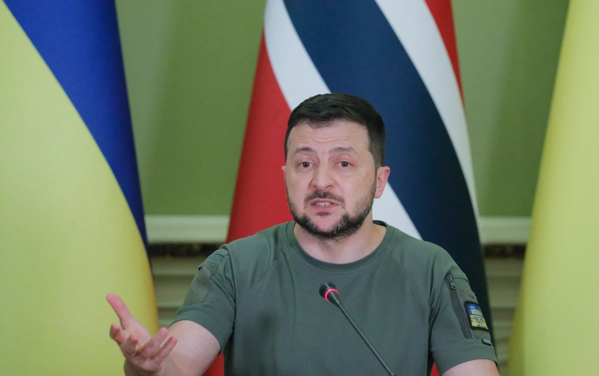 "To, co robi Alaksandr Łukaszenka, jest niebezpieczne. Przede wszystkim dla Białorusi" – powiedział prezydent Ukrainy Wołodymyr Zełenski, reagując na słowa Łukaszenki, który oświadczył, że "Białoruś była i będzie z Rosją", a rolę Białorusi "w operacji specjalnej określił jeszcze jej pierwszego dnia".