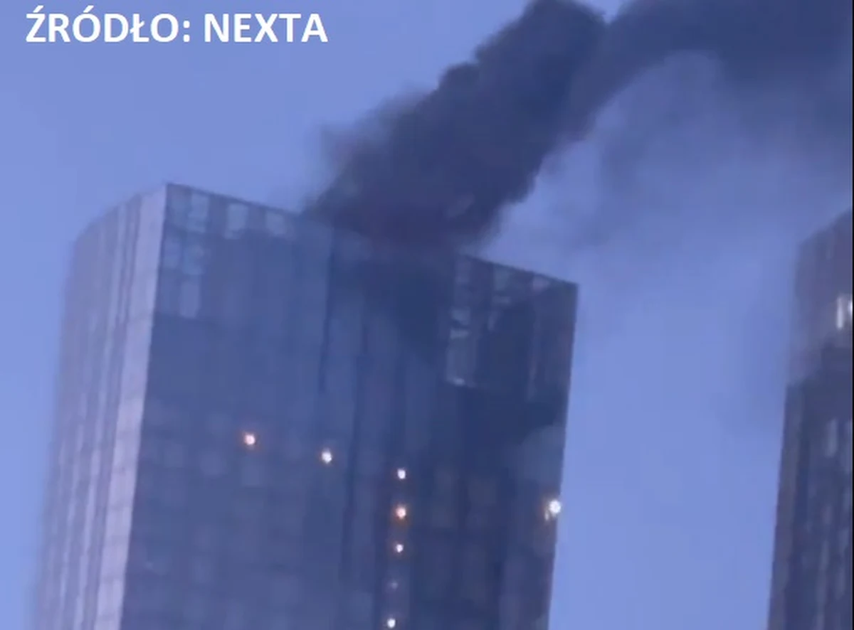 Pożar na szczycie wieżowca w centrum Moskwy. Na filmach opublikowanych w mediach społecznościowych widać, jak kłęby czarnego dymu wydobywają się z górnych pięter budynku.