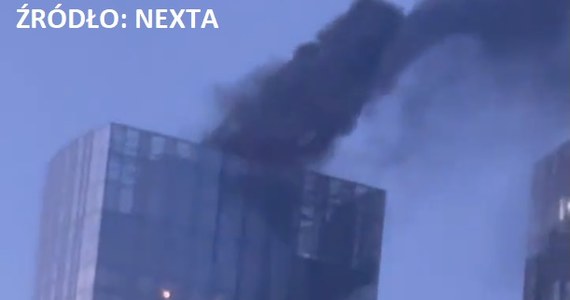 Pożar na szczycie wieżowca w centrum Moskwy. Na filmach opublikowanych w mediach społecznościowych widać, jak kłęby czarnego dymu wydobywają się z górnych pięter budynku.