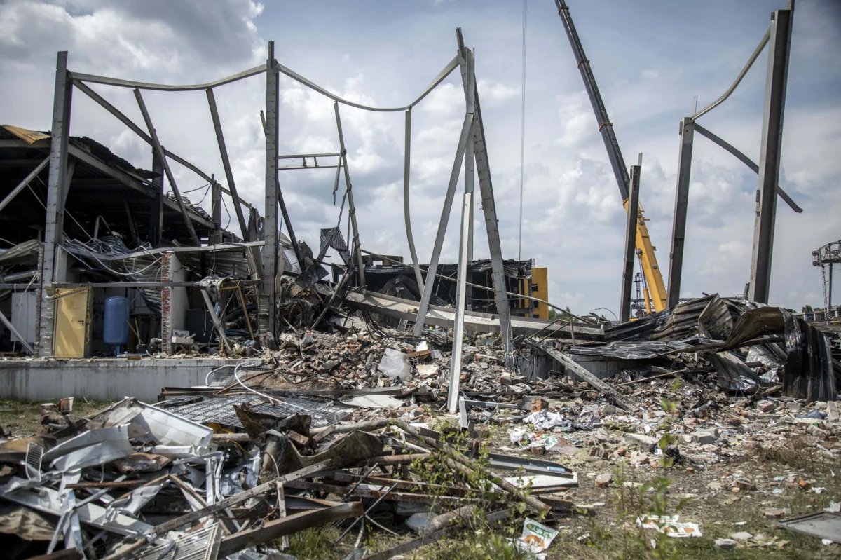 "Nie pamiętam chwili wybuchu, znaleziono mnie pod gruzami, myślałam, że to sen" - opowiada Ołena Bezus, która w dniu rosyjskiego ataku na centrum handlowe w ukraińskim Krzemieńczuku pracowała w tamtejszej kawiarni. 19-latka została ranna.