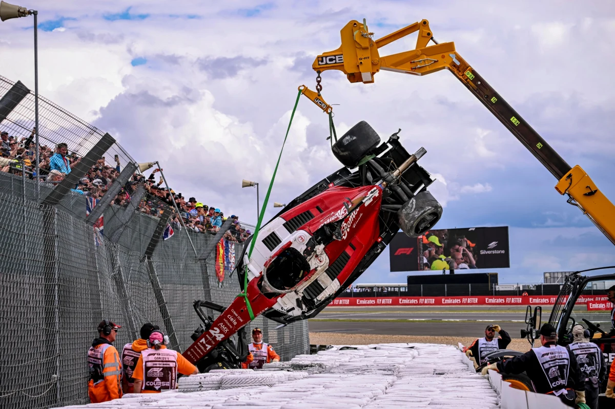 "To halo mnie uratowało" – tak kierowca Zhou Guanyu skomentował wczorajszy wypadek, do którego doszło podczas wyścigu Formuły 1 na torze Silverstone w Wielkiej Brytanii. Po sieci krąży wiele nagrań, na których można zobaczyć groźny incydent, a także reakcję innych sportowców na niego. 