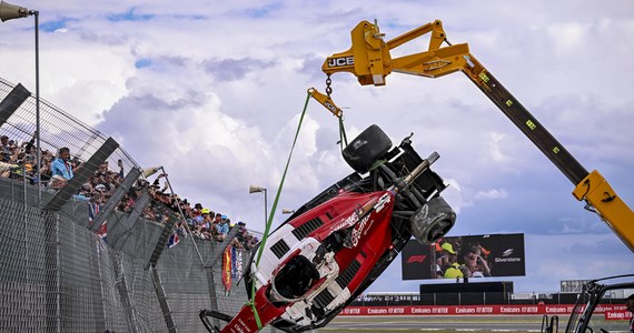 "To halo mnie uratowało" – tak kierowca Zhou Guanyu skomentował wczorajszy wypadek, do którego doszło podczas wyścigu Formuły 1 na torze Silverstone w Wielkiej Brytanii. Po sieci krąży wiele nagrań, na których można zobaczyć groźny incydent, a także reakcję innych sportowców na niego. 