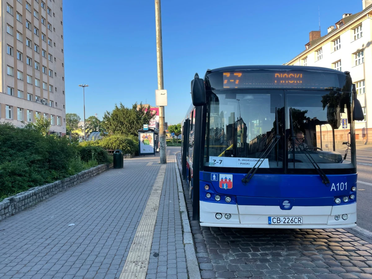 Od dziś na liniach zastępczych w Bydgoszczy kursować ma więcej autobusów. Od 11 już dni Bydgoszcz jest pozbawiona sprawnej komunikacji publicznej. 24 czerwca rozpoczął się tam protest kierowców autobusów i motorniczych tramwajów Miejskich Zakładów Komunikacyjnych. Chcą podwyżek i poprawy warunków pracy. Wczoraj manifestowali przed Urzędem Miasta. Szansy na przełom na razie nie widać.