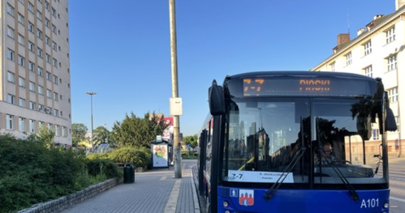 Od dziś na liniach zastępczych w Bydgoszczy kursować ma więcej autobusów. Od 11 już dni Bydgoszcz jest pozbawiona sprawnej komunikacji publicznej. 24 czerwca rozpoczął się tam protest kierowców autobusów i motorniczych tramwajów Miejskich Zakładów Komunikacyjnych. Chcą podwyżek i poprawy warunków pracy. Wczoraj manifestowali przed Urzędem Miasta. Szansy na przełom na razie nie widać.