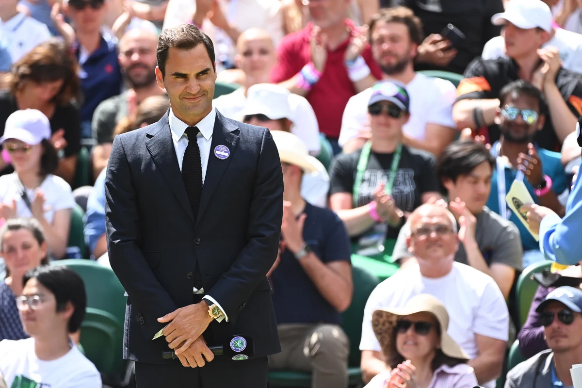 Roger Federer, który w sierpniu skończy 41 lat, ma nadzieję, że będzie mu dane jeszcze choć raz zagrać w wielkoszlemowym turnieju w Wimbledonie. "Stęskniłem się. Dziwnie czuję się w innej roli" - przyznał szwajcarski tenisista, który w niedzielę uczestniczył w obchodach stulecia kortu centralnego.