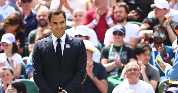 Roger Federer, który w sierpniu skończy 41 lat, ma nadzieję, że będzie mu dane jeszcze choć raz zagrać w wielkoszlemowym turnieju w Wimbledonie. "Stęskniłem się. Dziwnie czuję się w innej roli" - przyznał szwajcarski tenisista, który w niedzielę uczestniczył w obchodach stulecia kortu centralnego.
