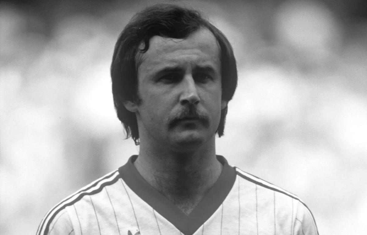 Janusz Kupcewicz, uznawany za jednego z najlepszych rozgrywających w historii reprezentacji Polski, nie żyje. To jego bramka zdobyta 40 lat temu na stadionie w Alicante pozwoliła nam pokonać Francję 3:2 w meczu o brązowy medal mistrzostw świata. Informację o śmierci wybitnego sportowca przekazał Zbigniew Boniek, były prezes Polskiego Związku Piłki Nożnej. 