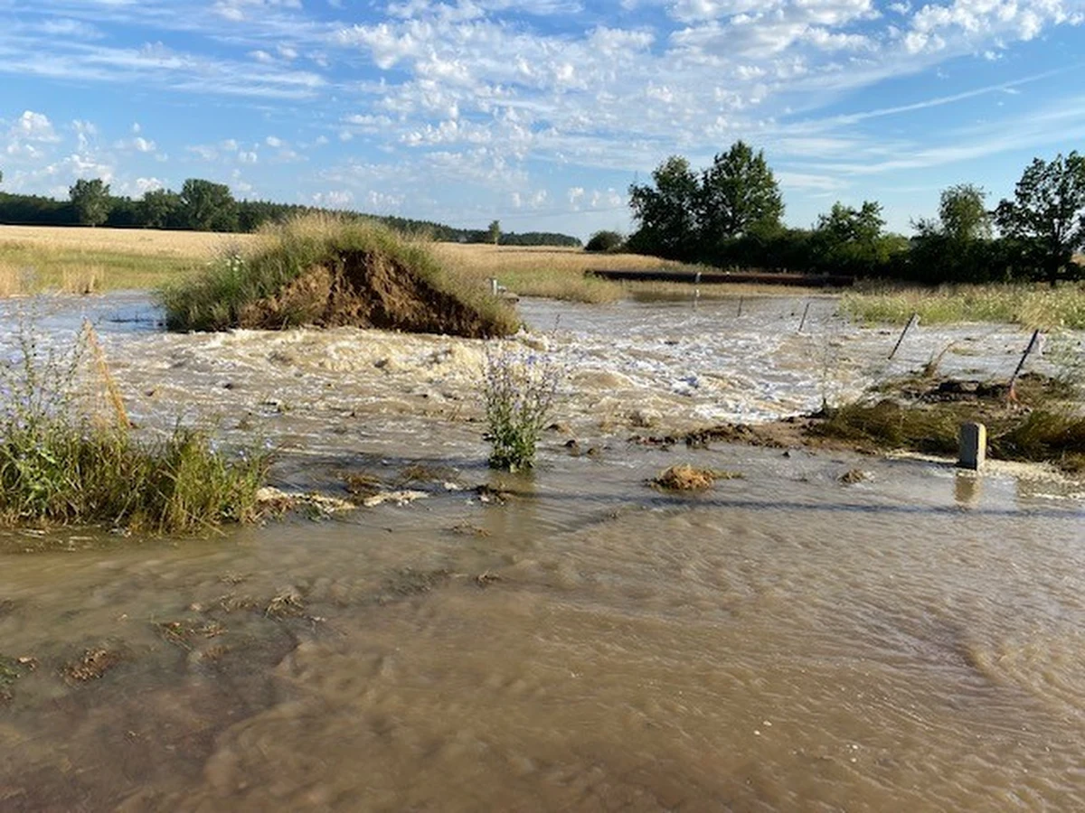 W Żukowie koło Polkowic na Dolnym Śląsku pękła rura techniczna, którą odprowadzana jest woda z jednego z zakładów.

