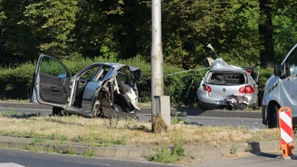 Wrocław: Auto uderzyło w latarnię. Samochód rozpadł się na dwie części